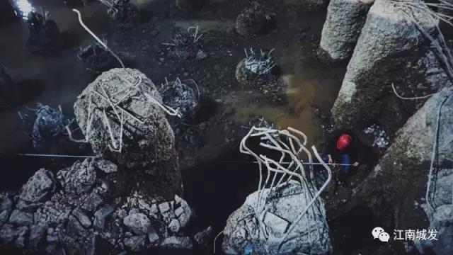 為了第二天清早不影響泥工砌筑磚胎模，夜間進(jìn)行電梯井放線作業(yè)